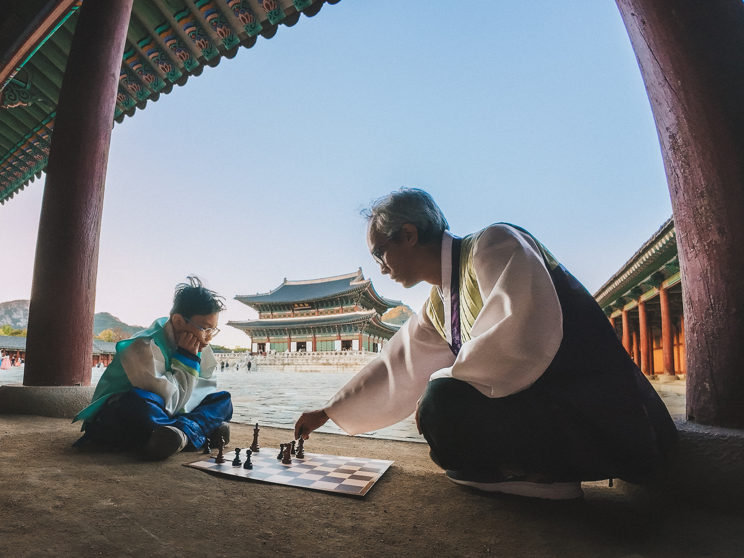 Naro playing chess in traditional Korean clothing in Seoul