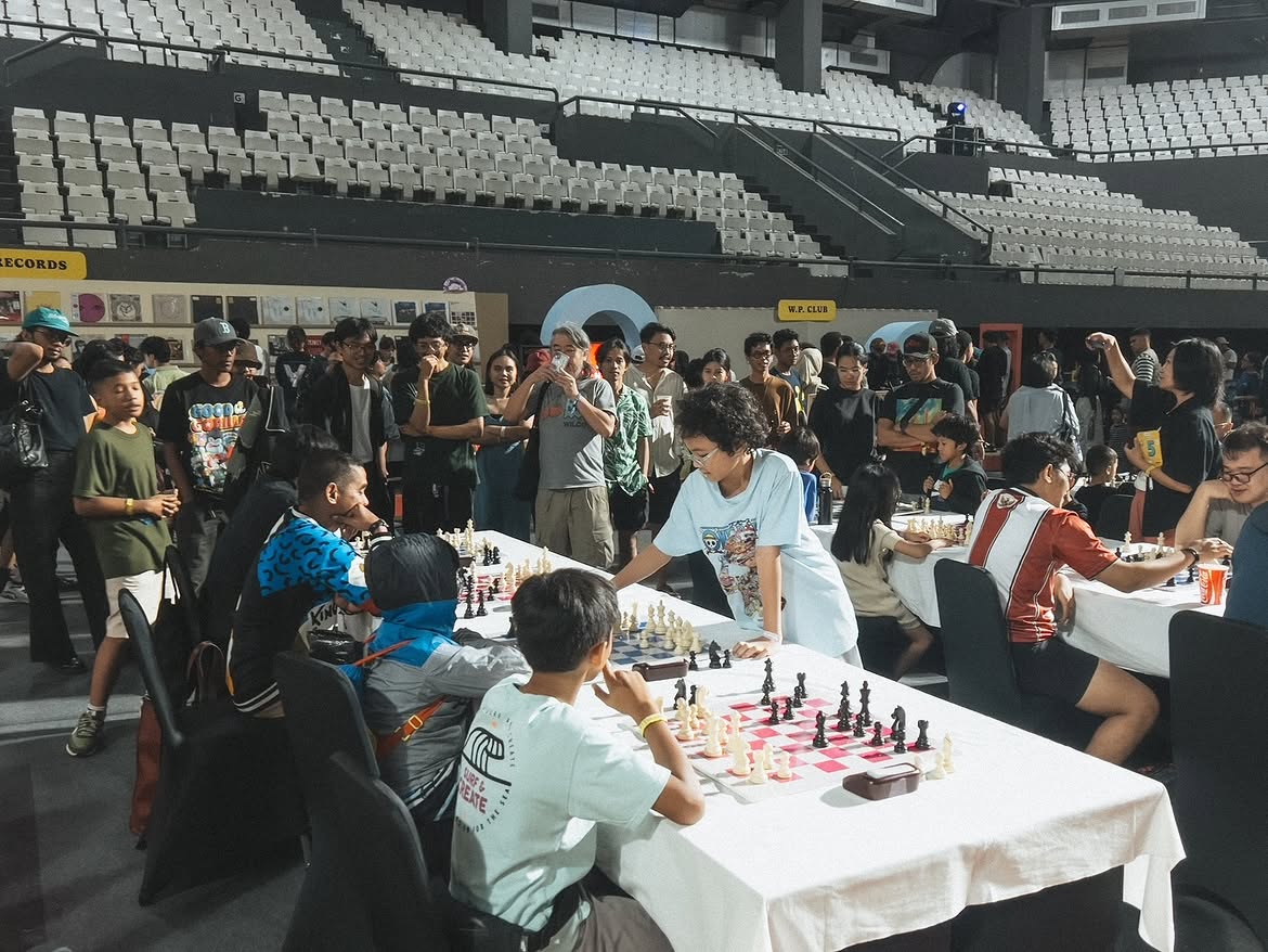 Naro playing simultaneous chess at Joyland Festival Jakarta in November 2024